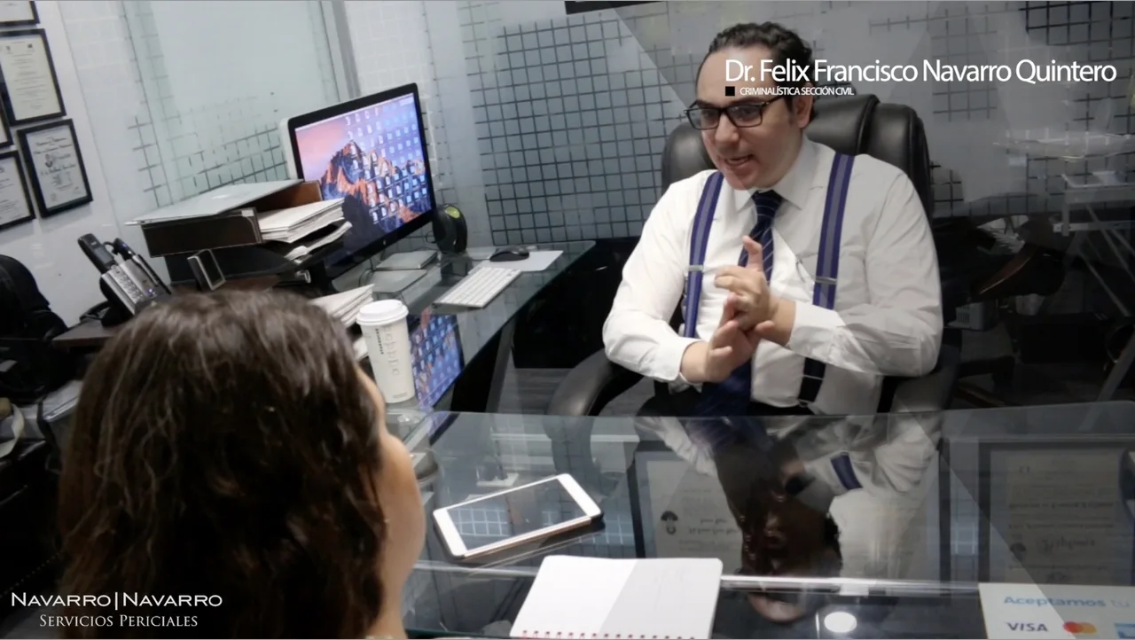Félix Francisco Navarro Quintero durante una consulta en el despacho